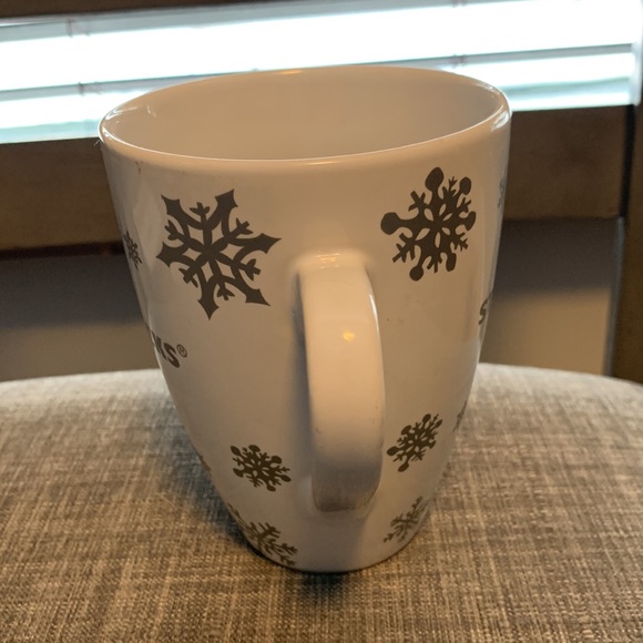 Starbucks 2010 15 oz mug - White with Snowflakes - Picture 4 of 7